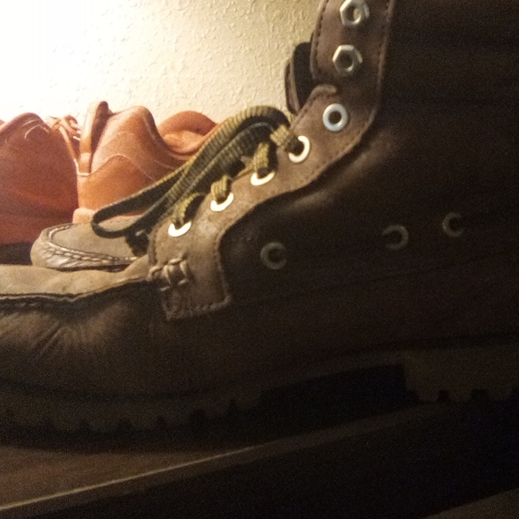 Shoes and other clothes - Picture 2 of 6